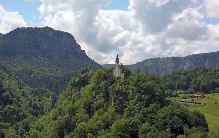 Het barokke kerkje St. Pankraz bij Bad Reichenhall