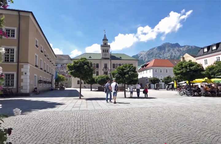 Marktplatz met Wittelsbacherbrunnen en het Rathaus