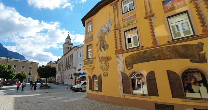 Kleurrijke gevels met muurschilderingen in het centrum van Bad Reichenhall