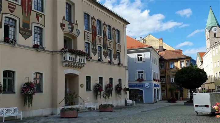 Het Rathaus in Bad Reichenhall met zijn versierde voorgevel