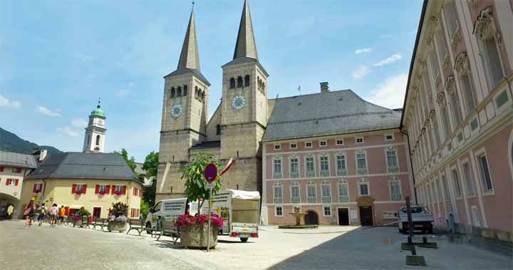St. Petrus en St.Johanneskirche aan de Schlossplatz in Berchtesgaden