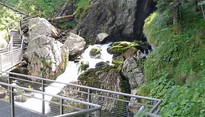Hogerop de waterval op