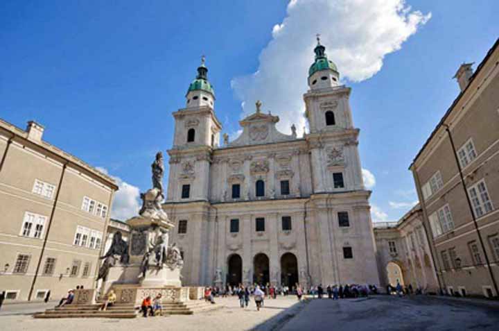 Domplatz Salzburg