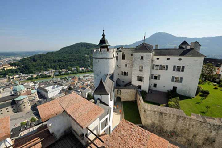 Vanaf het terras bij de Reckturm heb je een geweldig uitzicht over Salzburg