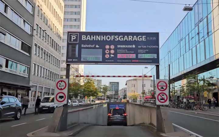 Buiten het centrum van Salzburg kan je parkeren bij het treinstation