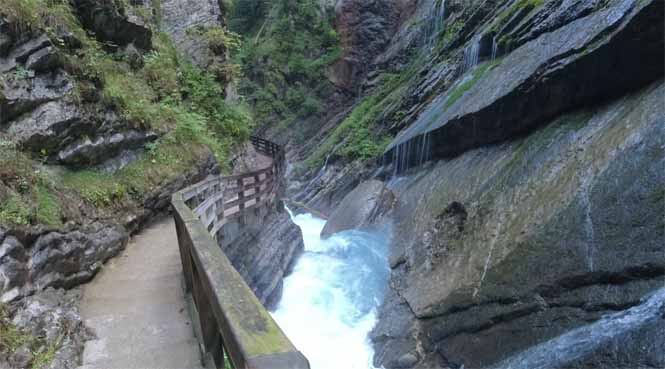 Kolkend water in de klamm